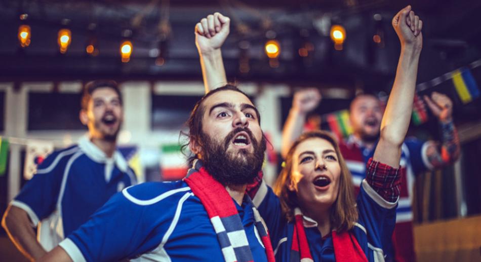 Photo de supporters de rugby en train de célébrer un essai